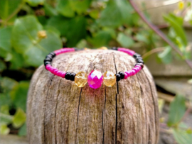 Fuchsia/zwart rocailles Ibiza armbandje met facet geslepen glas bicones