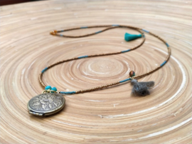 Goudkleurig/turquoise ketting met bronskleurig filigraan medaillon