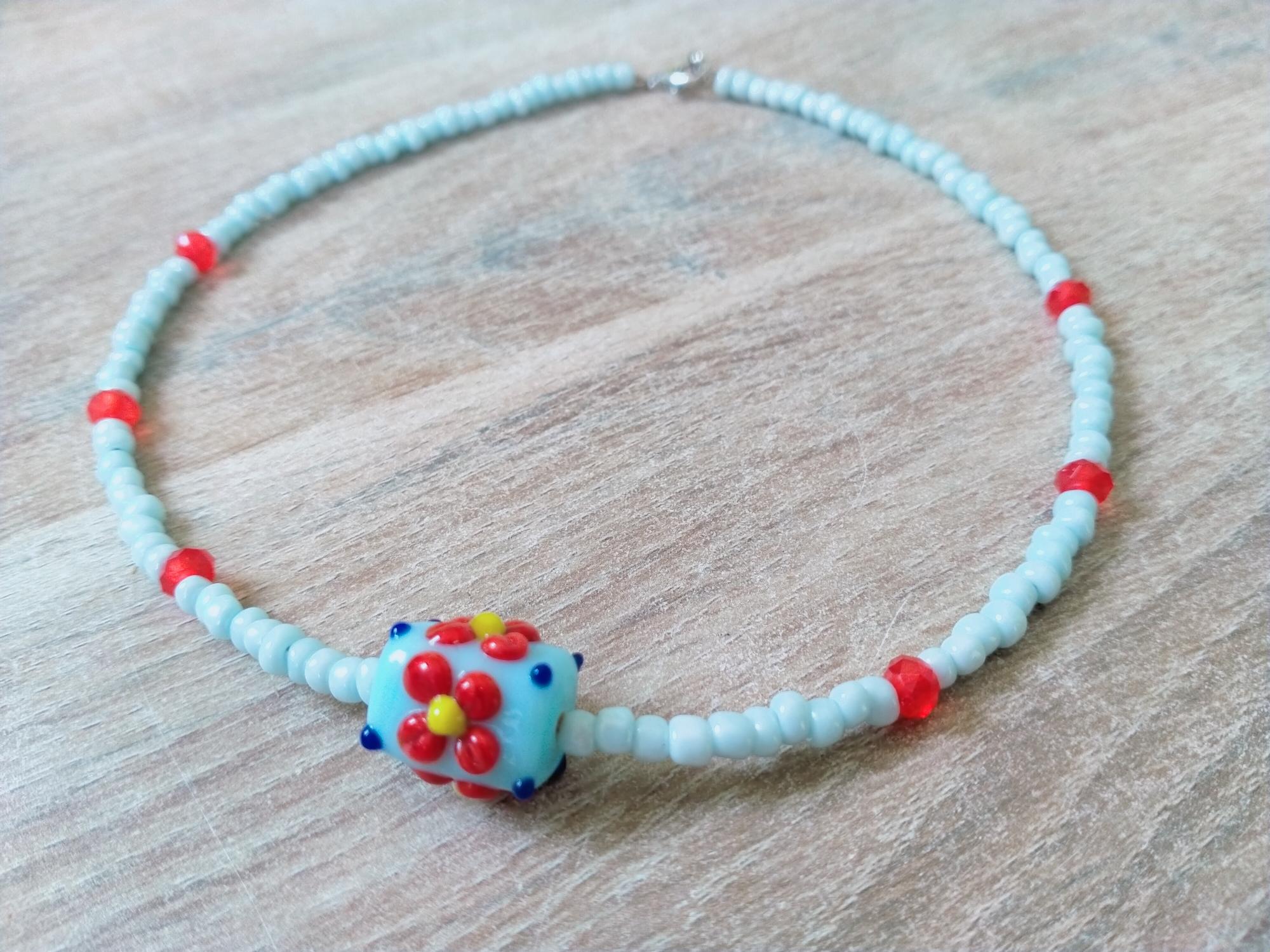 Zacht blauw met rode bloem Choker