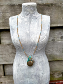 Goudkleurig/turquoise ketting met bronskleurig filigraan medaillon
