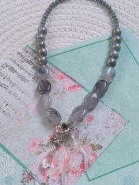Korte grijze ketting met boeislot