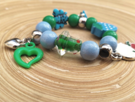 Blauw met groen kinderarmbandje op elastiek