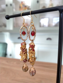 Brocante oorhangers in goud en bordeaux