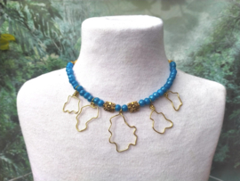 Korte blauwe ketting met copperwire ornamenten