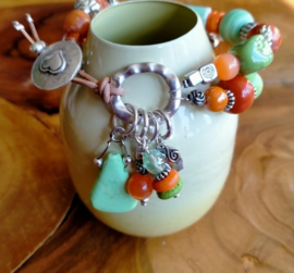 Herfst armband in groen en oranje van keramiek en glaskralen