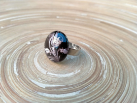 Ring met zwart bewerkte cabochon. Verstelbaar