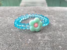 Blauw kinderarmbandje met turquoise bloem met roze hart