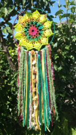 Dromenvanger yellow and green colored. Lengte 92 cm. Maat M