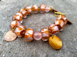Armband met oranje Lampwork kralen en cateye glaskralen