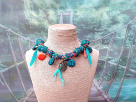 Stoffen ketting met schelpkralen