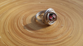 Wire ring met zwart/rode Murano glaskraal. Ringmaat 21