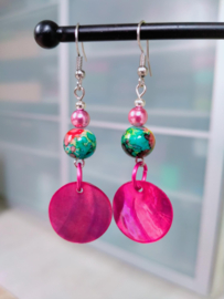 Fuchsia en turquoise oorbellen met platte schelpkralen