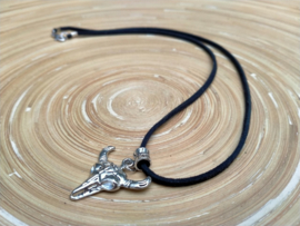 Suede heren ketting met metalen skull/koeienschedel