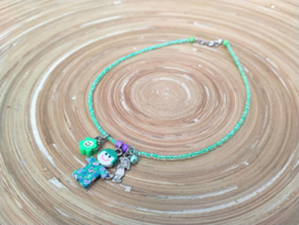 Groene kinderketting met hangers van polymeer