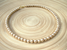 Korte roomwitte glasparel ketting