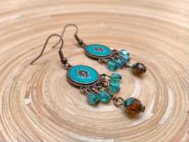 Turquoise/bruine oorbellen met glas bicones