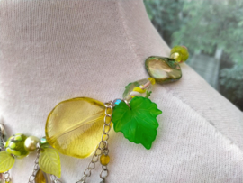 Waterval ketting met geel en groene accenten