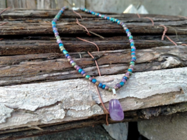 Korte ketting in verschillende kleuren met amethist hangertje