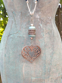 Lange ketting met Kazuri tube kralen en wit rondleer
