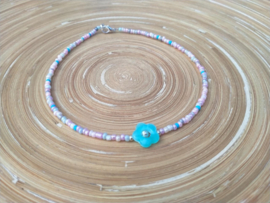 Pastelkleurige kinderketting met turquoise bloemkraal