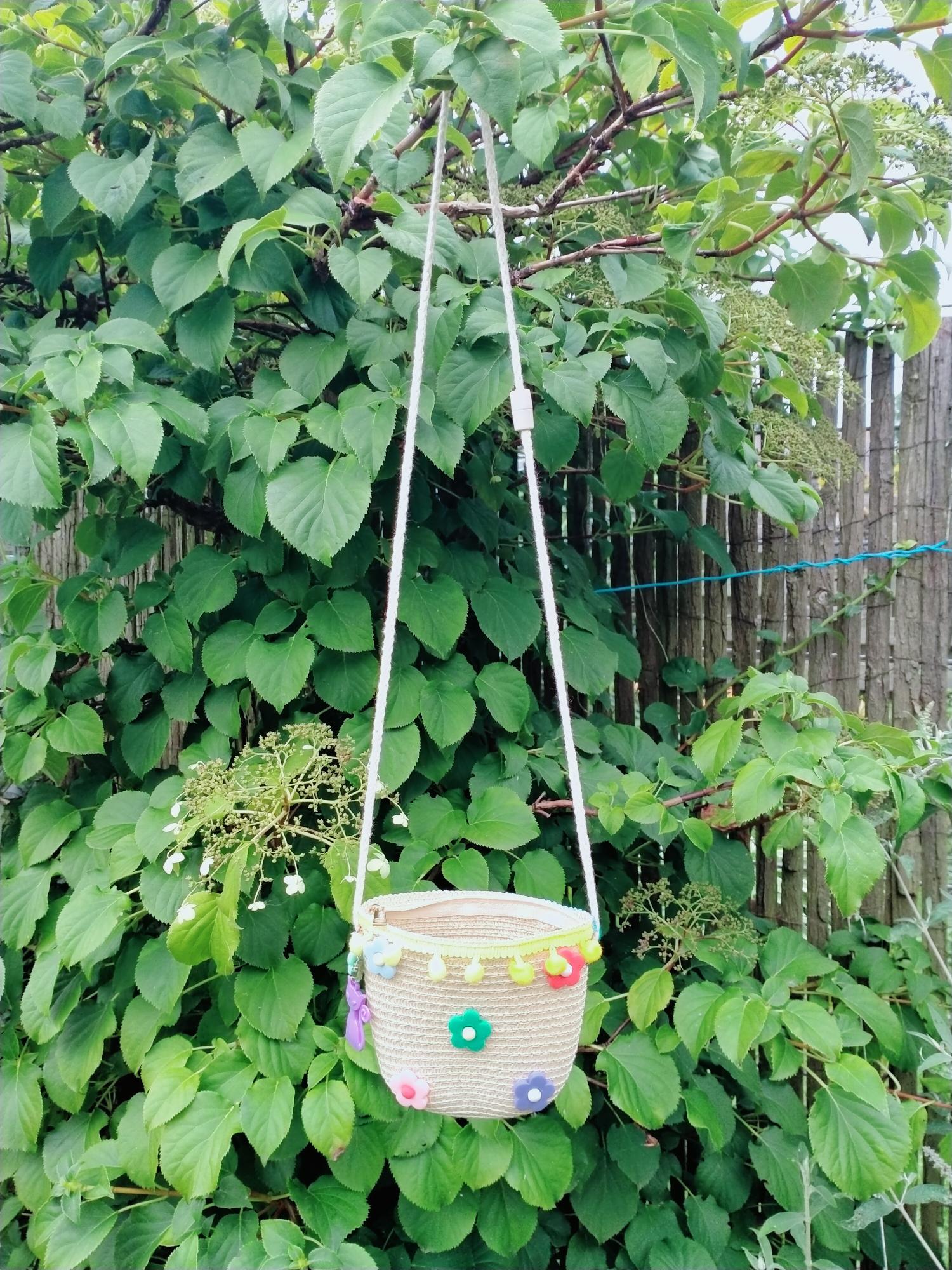 Leuk opgepimt raffia kindertasje met bloemmotief