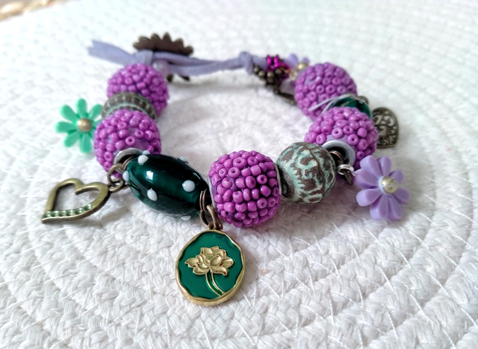 Lila met groene Shamballa armband in brons