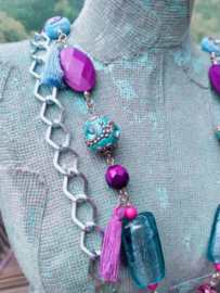 Lange Turquoise/fuchsia ketting met aluminium Jasseron