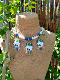 Korte glasparel ketting met bloem cabochons
