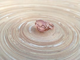 Koperkleurige ring met frosted abrikoos glaskraal. Maat 17.5
