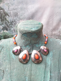 Korte glasparel ketting in aardetint en oud zilver