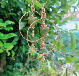 Koperkleurige Copper Wire oorbellen van groen keramiek