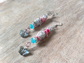 Handgemaakte Brocante oorbellen in roze, blauw en zilver