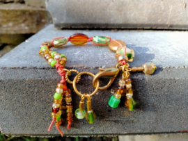 Oranje en groene armband met goudtint