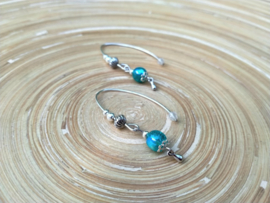 Turquoise oorbellen  met crinkle glasparels