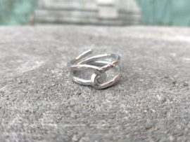 Stoere zilverkleurige hammered ring. Ringmaat 18