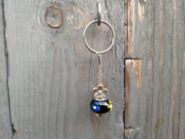 Zwart met geel en blauwe p-style sleutelhangertje aan RVS Pandora sleutelring