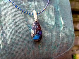 Kobalt blauwe rocailles ketting met een natuursteen druppelkraal
