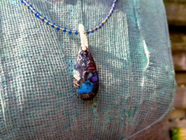 Korte rocailles ketting met blauw/goudkleurige natuursteen druppelhanger
