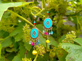 Turquoise/color oorbellen met splitkralen van half edelsteen