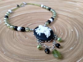 Korte choker ketting in groen/zwart en wit met een camee