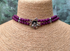 Aubergine kleurige choker met bloem verdeler