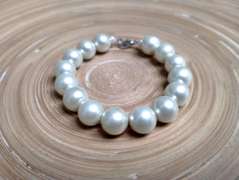 Roomwitte glasparel armband met kralen van 10 mm.