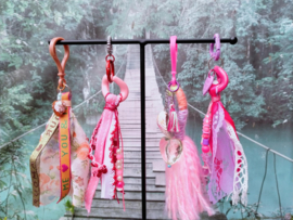Tashangertje in roze en rode kleuren