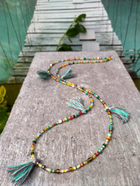 Halflange ibiza style ketting in turquoise en multi-colors