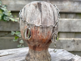 Enkelbandje met metallook kauri schelpjes