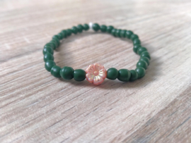 Groen elastieken armbandje met Tsjech bloemkraaltje