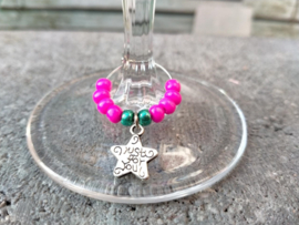 Wijnglas versiering in fuchsia en groen electroplated