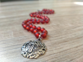Geknoopte glaskralen herenketting met kleine Viking amulet