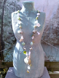 Fijne lange groen en witte schelpketting