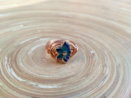 Koperkleurige ring met lotusbloem. Maat 18
